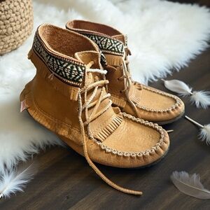 Soft Moc Brown Embroidered Fringe Rubber Sole Moccasin Ankle Boot Size 7